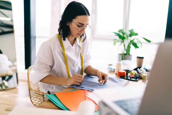 What specific workshops in Cardiff teach traditional Welsh hat weaving?